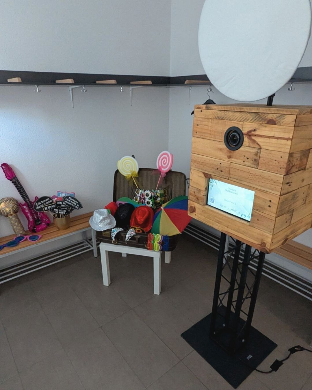 Fotobox mit Requisitenkoffer, Hüten, Brillen und Schildern – Fotoboxverleih Hamm